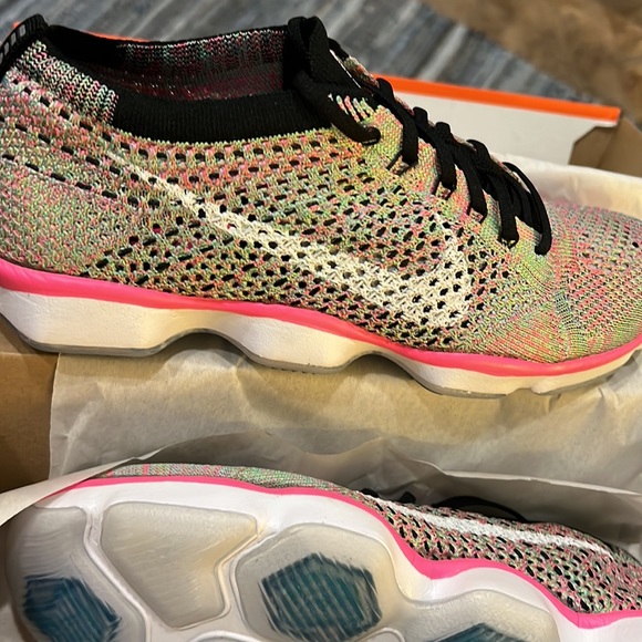 Nike womens flyknit zoom agility tennis shoes - Picture 3 of 8